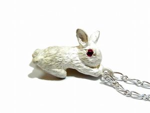ウサギ ペンダント ( ホワイト ) 【 DECO vienya / デコ ヴィーニャ 】