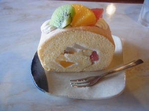 ハナアカリ フルーツロールケーキ